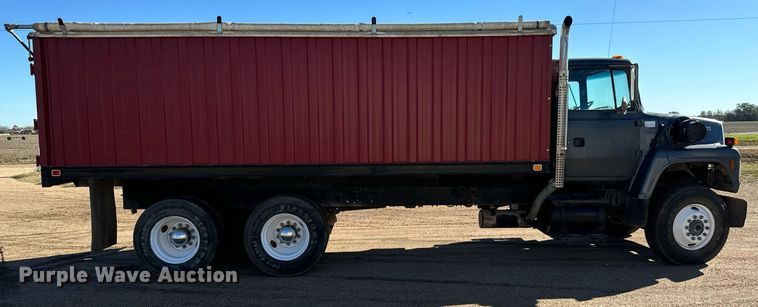 image for item MS9986 1995 Ford L8000 grain truck