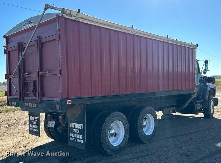 image for item MS9986 1995 Ford L8000 grain truck