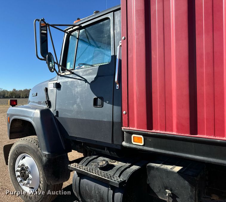 image for item MS9986 1995 Ford L8000 grain truck