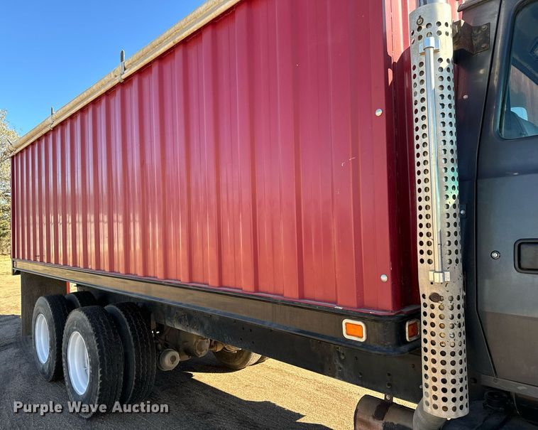 image for item MS9986 1995 Ford L8000 grain truck