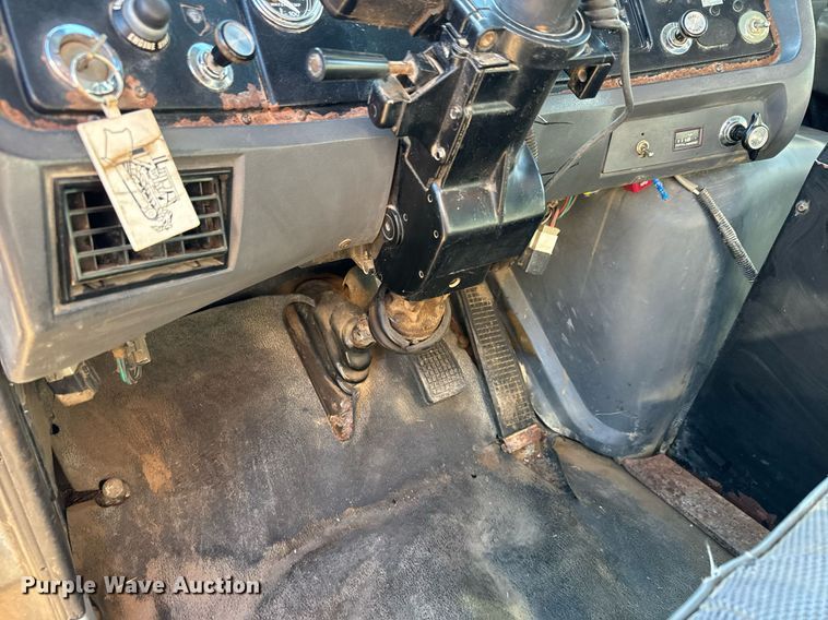 image for item MS9986 1995 Ford L8000 grain truck