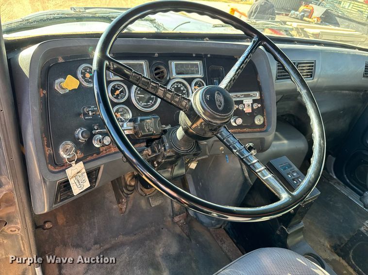 image for item MS9986 1995 Ford L8000 grain truck