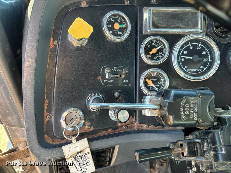 image for item MS9986 1995 Ford L8000 grain truck