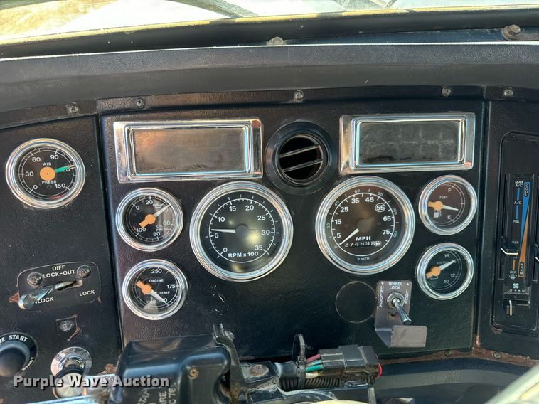 image for item MS9986 1995 Ford L8000 grain truck