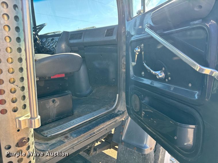 image for item MS9986 1995 Ford L8000 grain truck