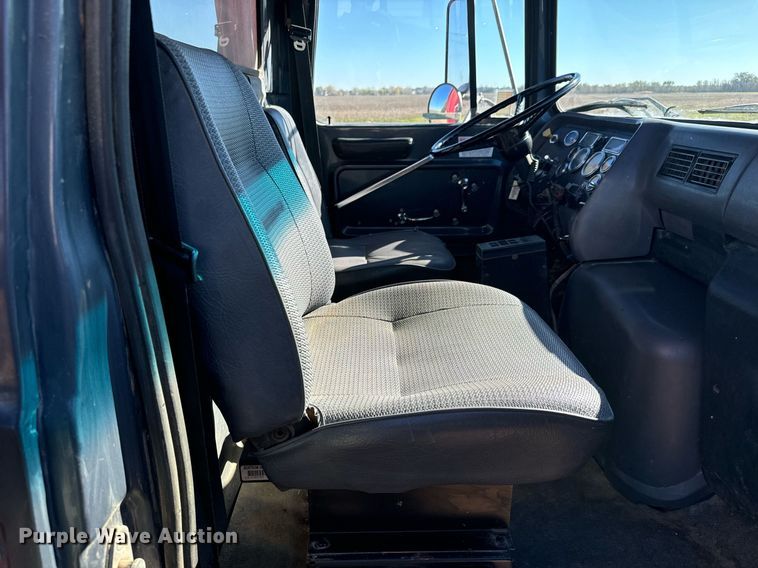 image for item MS9986 1995 Ford L8000 grain truck