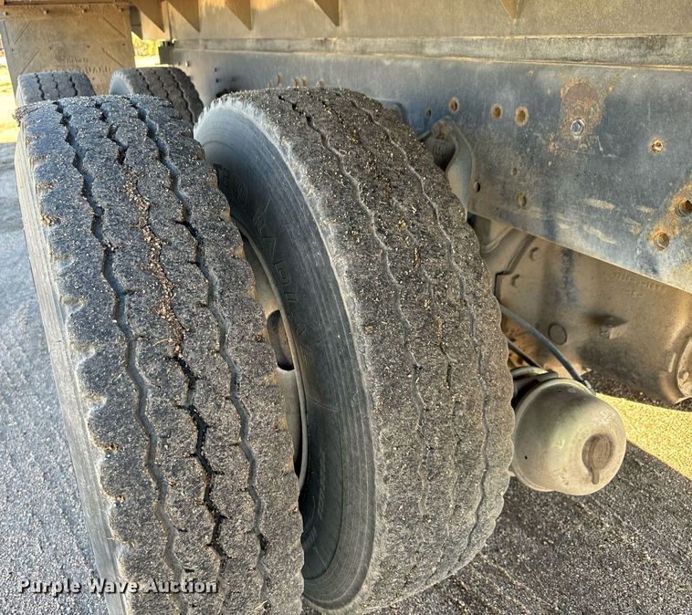 image for item MS9986 1995 Ford L8000 grain truck