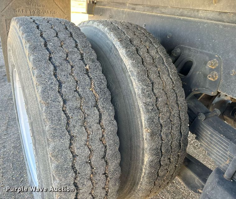 image for item MS9986 1995 Ford L8000 grain truck