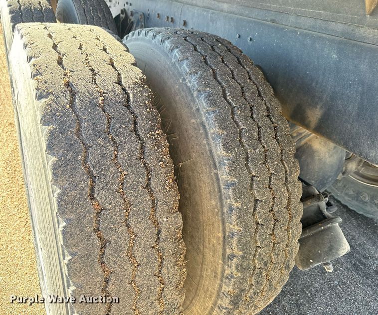 image for item MS9986 1995 Ford L8000 grain truck