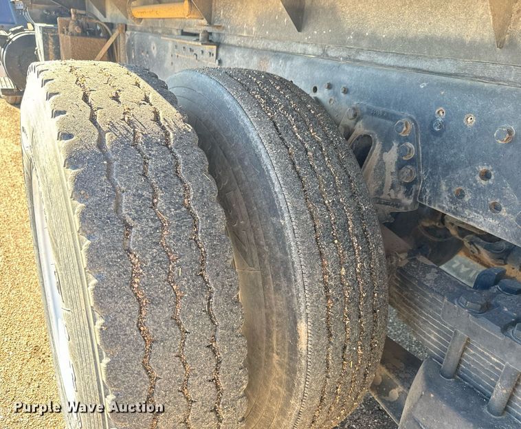 image for item MS9986 1995 Ford L8000 grain truck