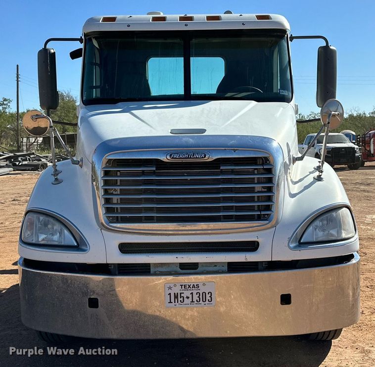 image for item DD3440 2008 Freightliner Columbia 120 semi truck