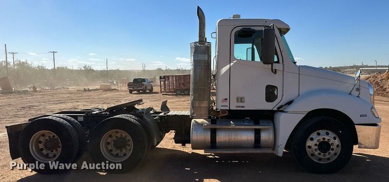 image for item DD3440 2008 Freightliner Columbia 120 semi truck