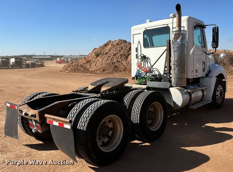 image for item DD3440 2008 Freightliner Columbia 120 semi truck