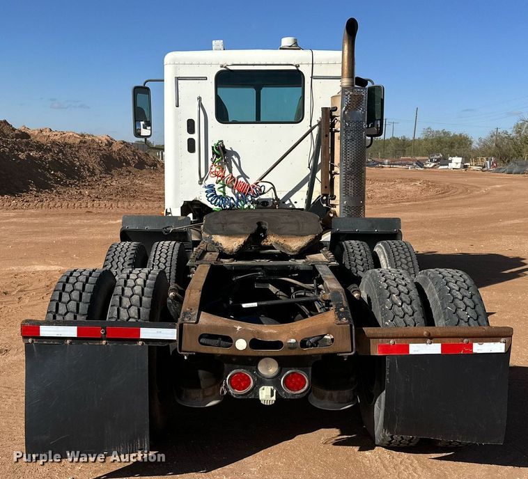 image for item DD3440 2008 Freightliner Columbia 120 semi truck