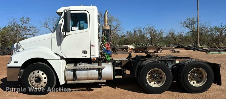 image for item DD3440 2008 Freightliner Columbia 120 semi truck