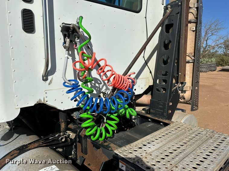 image for item DD3440 2008 Freightliner Columbia 120 semi truck