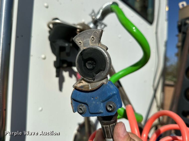 image for item DD3440 2008 Freightliner Columbia 120 semi truck