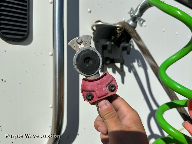 image for item DD3440 2008 Freightliner Columbia 120 semi truck