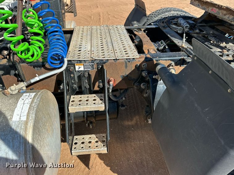 image for item DD3440 2008 Freightliner Columbia 120 semi truck