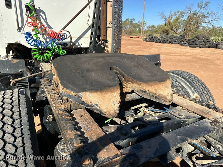 image for item DD3440 2008 Freightliner Columbia 120 semi truck