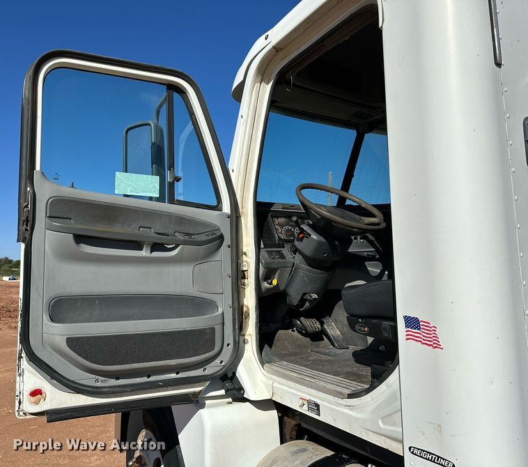 image for item DD3440 2008 Freightliner Columbia 120 semi truck