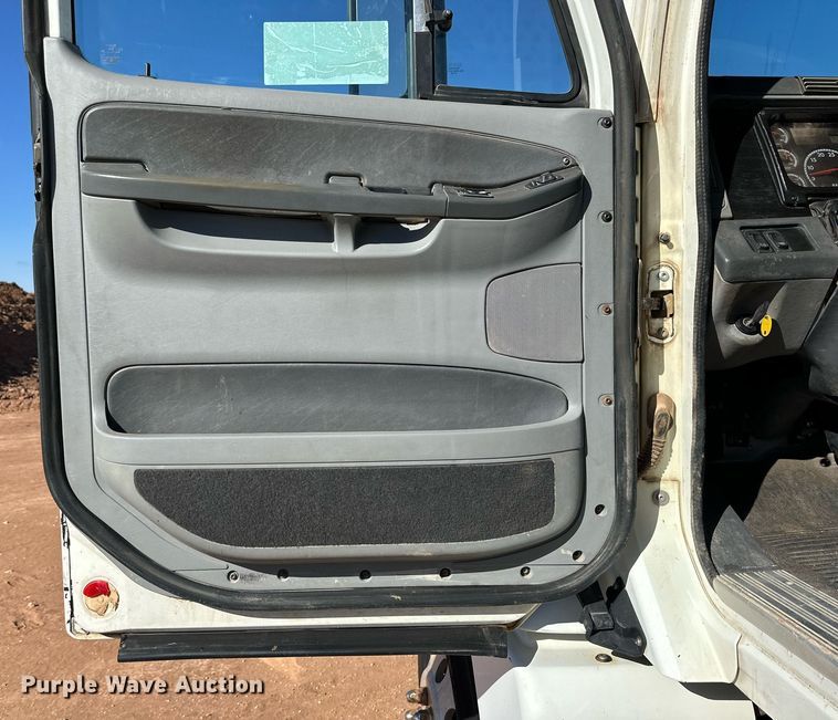 image for item DD3440 2008 Freightliner Columbia 120 semi truck