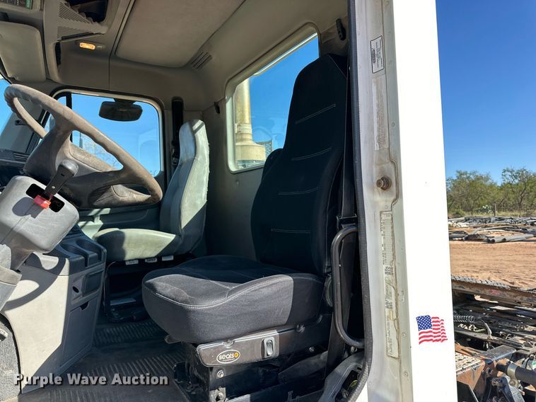 image for item DD3440 2008 Freightliner Columbia 120 semi truck