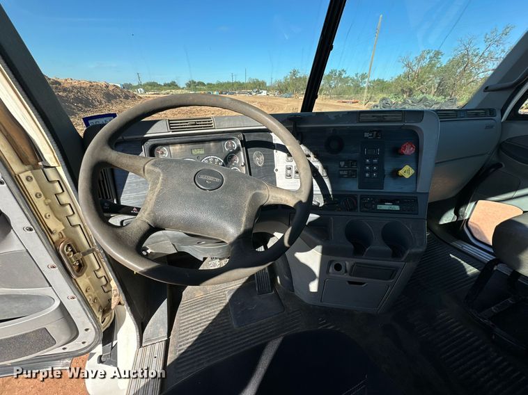 image for item DD3440 2008 Freightliner Columbia 120 semi truck