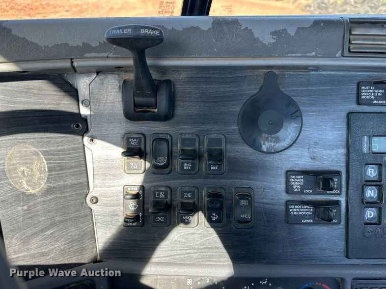 image for item DD3440 2008 Freightliner Columbia 120 semi truck