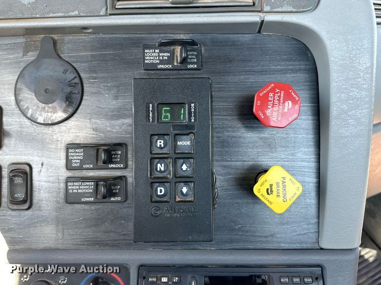 image for item DD3440 2008 Freightliner Columbia 120 semi truck