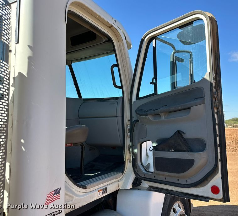 image for item DD3440 2008 Freightliner Columbia 120 semi truck