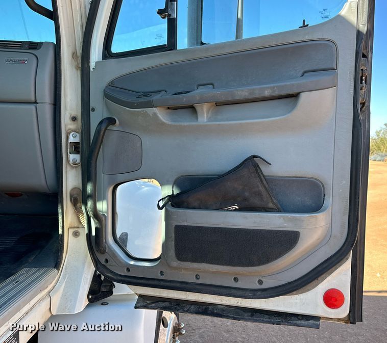 image for item DD3440 2008 Freightliner Columbia 120 semi truck