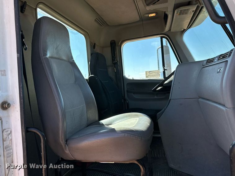 image for item DD3440 2008 Freightliner Columbia 120 semi truck