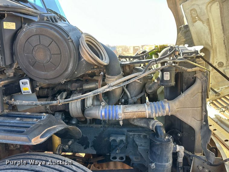 image for item DD3440 2008 Freightliner Columbia 120 semi truck