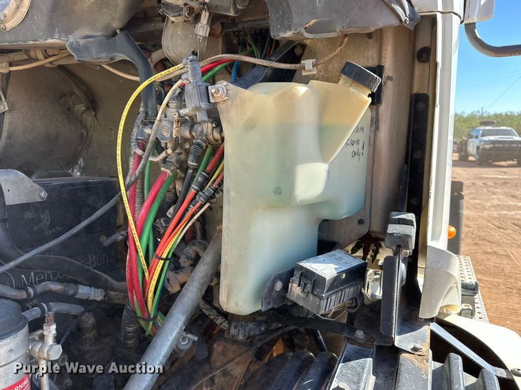 image for item DD3440 2008 Freightliner Columbia 120 semi truck