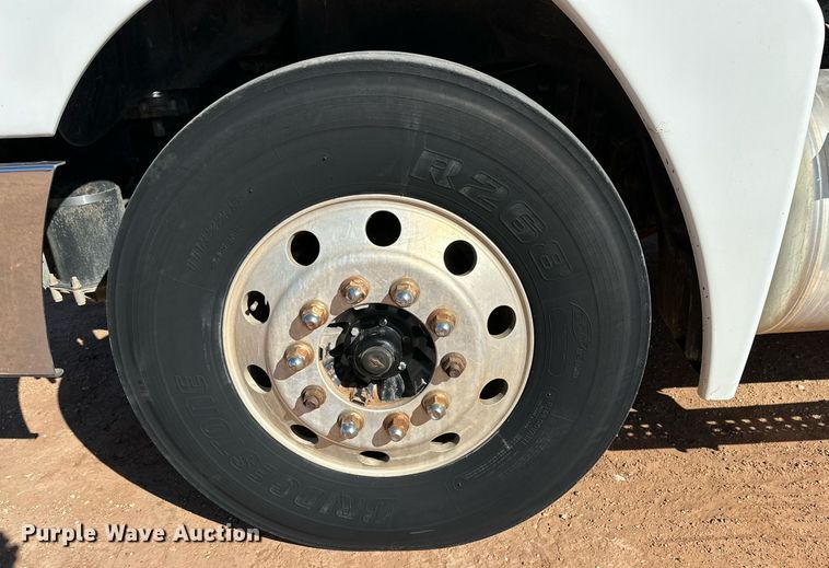 image for item DD3440 2008 Freightliner Columbia 120 semi truck