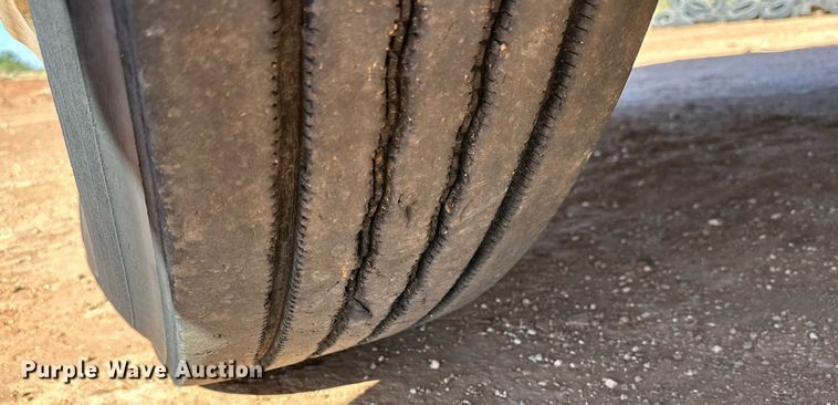 image for item DD3440 2008 Freightliner Columbia 120 semi truck