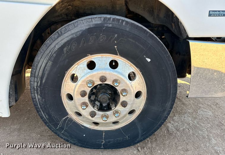 image for item DD3440 2008 Freightliner Columbia 120 semi truck