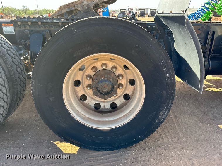 image for item DD3440 2008 Freightliner Columbia 120 semi truck