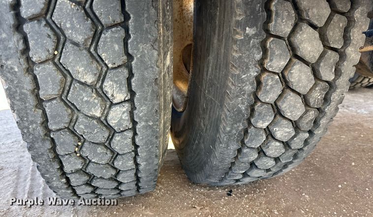 image for item DD3440 2008 Freightliner Columbia 120 semi truck