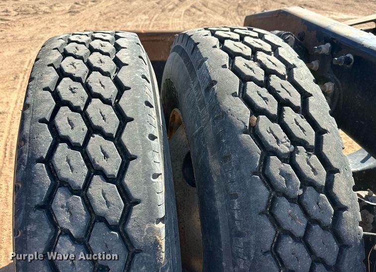 image for item DD3440 2008 Freightliner Columbia 120 semi truck