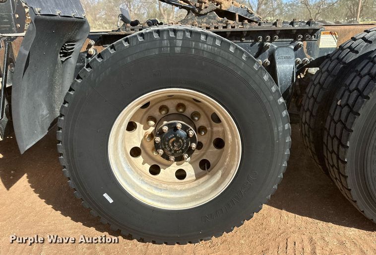 image for item DD3440 2008 Freightliner Columbia 120 semi truck