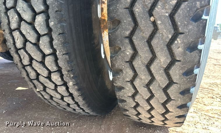 image for item DD3440 2008 Freightliner Columbia 120 semi truck