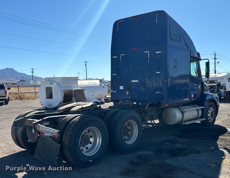 image for item DH8642 2006 Freightliner Century Class semi truck