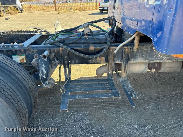 image for item DH8642 2006 Freightliner Century Class semi truck