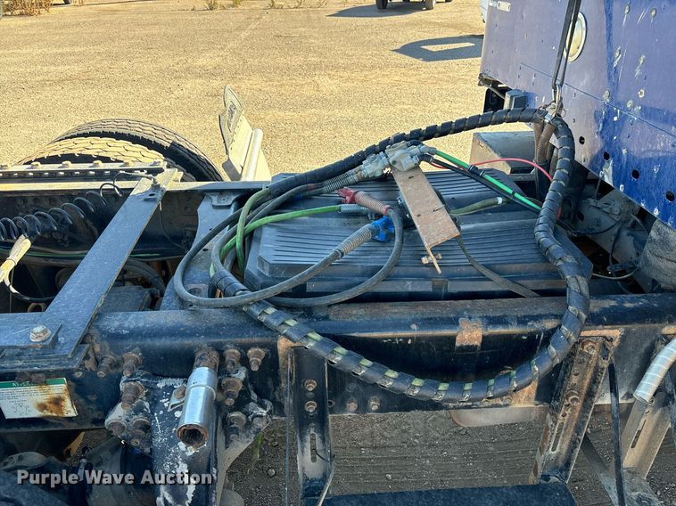 image for item DH8642 2006 Freightliner Century Class semi truck