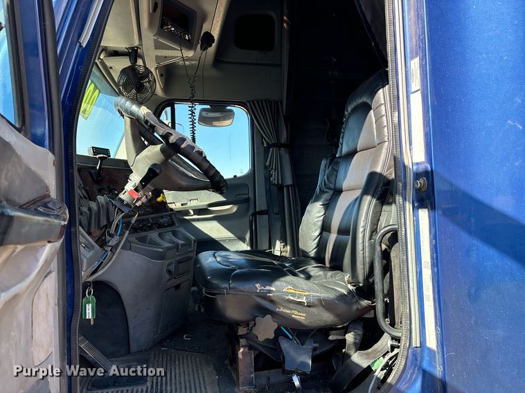 image for item DH8642 2006 Freightliner Century Class semi truck