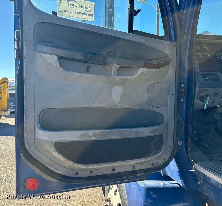 image for item DH8642 2006 Freightliner Century Class semi truck