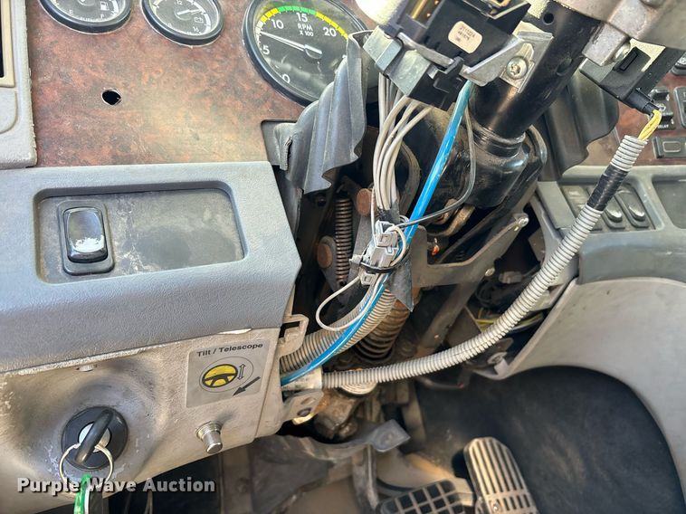 image for item DH8642 2006 Freightliner Century Class semi truck