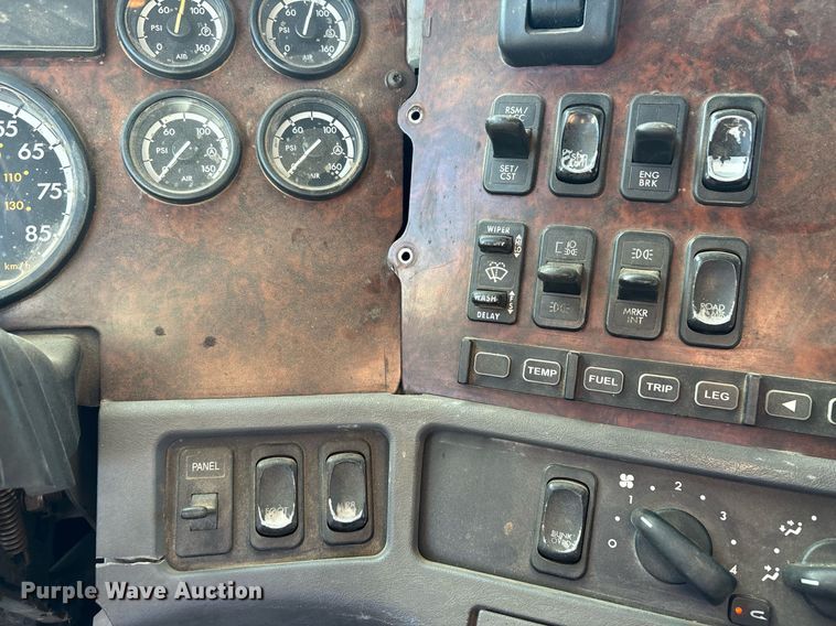 image for item DH8642 2006 Freightliner Century Class semi truck